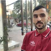Professeur particulier donne cours de soutien scolaire aux étudiants de